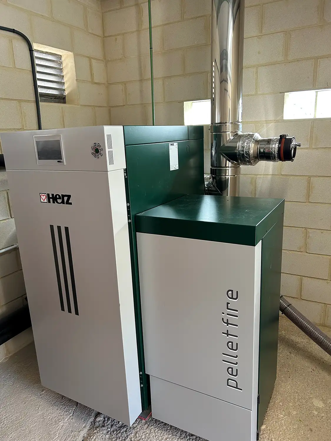 Instalación Caldera inteligente de biomasa HERZ